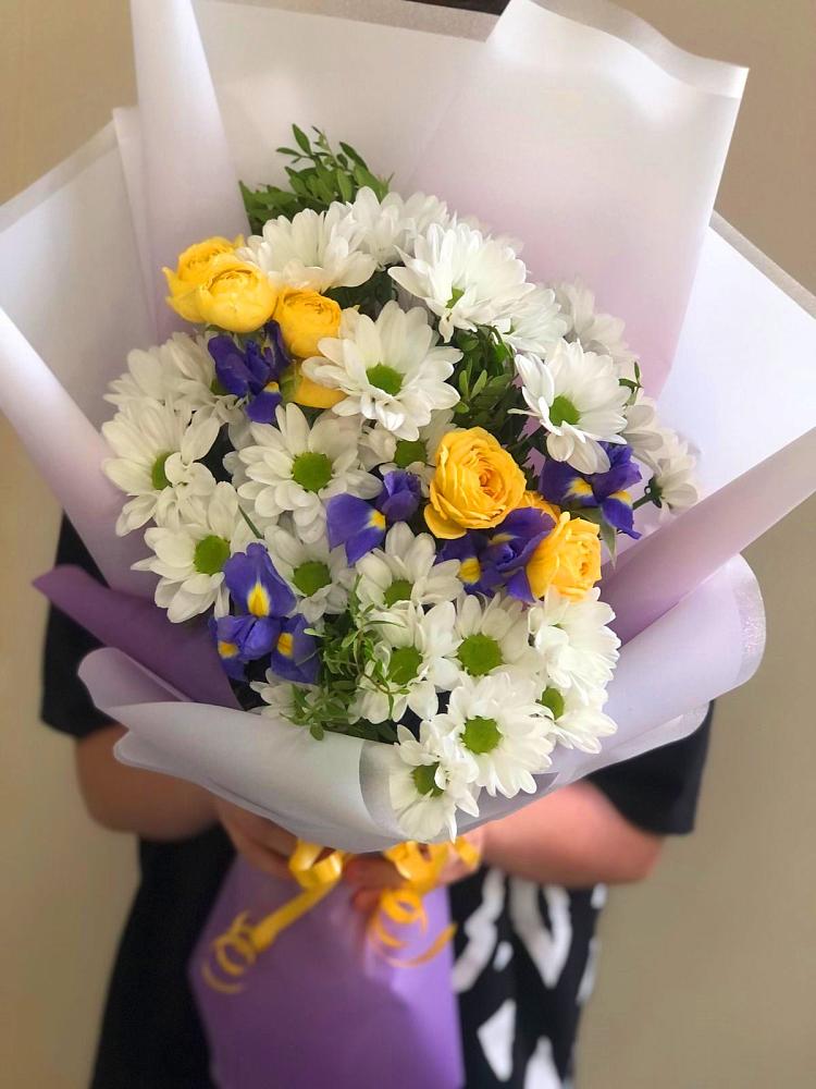 Букет цветов из: Ирисы, Хризантемы и Розы в Елизаветино