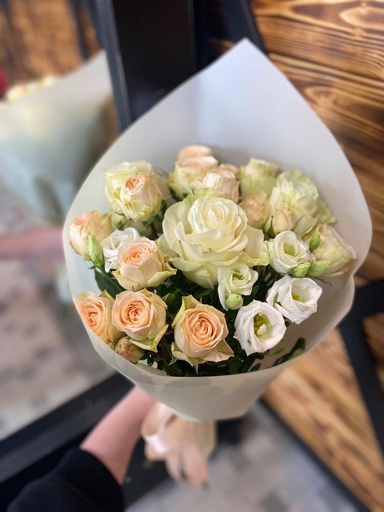 Букет цветов из: Розы и Лизиантусы в Елизаветино